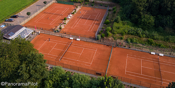 Tennisplatz von oben mit Sandbelag und Spielfeldlinien